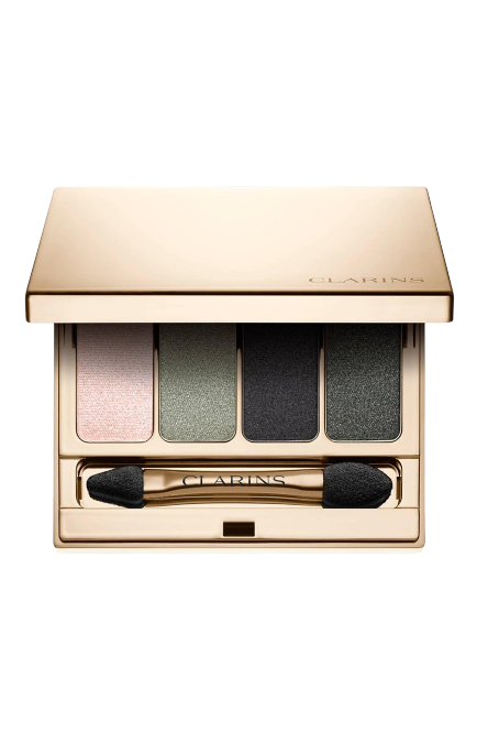 Clarins eyeshadow palette with four shades and a brush on a white background monza outlet, Shein outlet, monza fashion