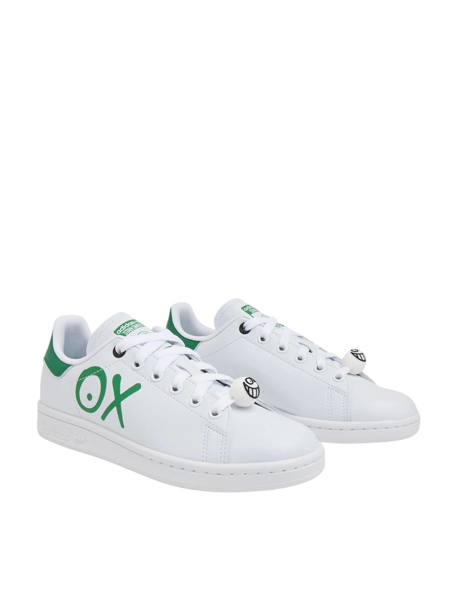 White sneakers with green accents on a white background. Adidas, Monza Outlet, Monza Fashion, Shein Outlet