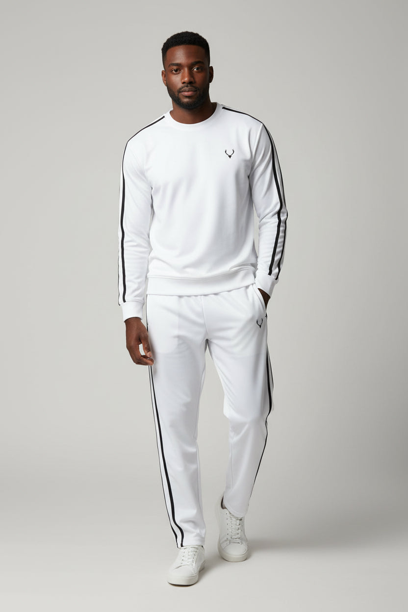 Man wearing a white tracksuit with black stripes on a gray background. Antler, Monza Outlet, Monza Fashion, Shein Outlet
