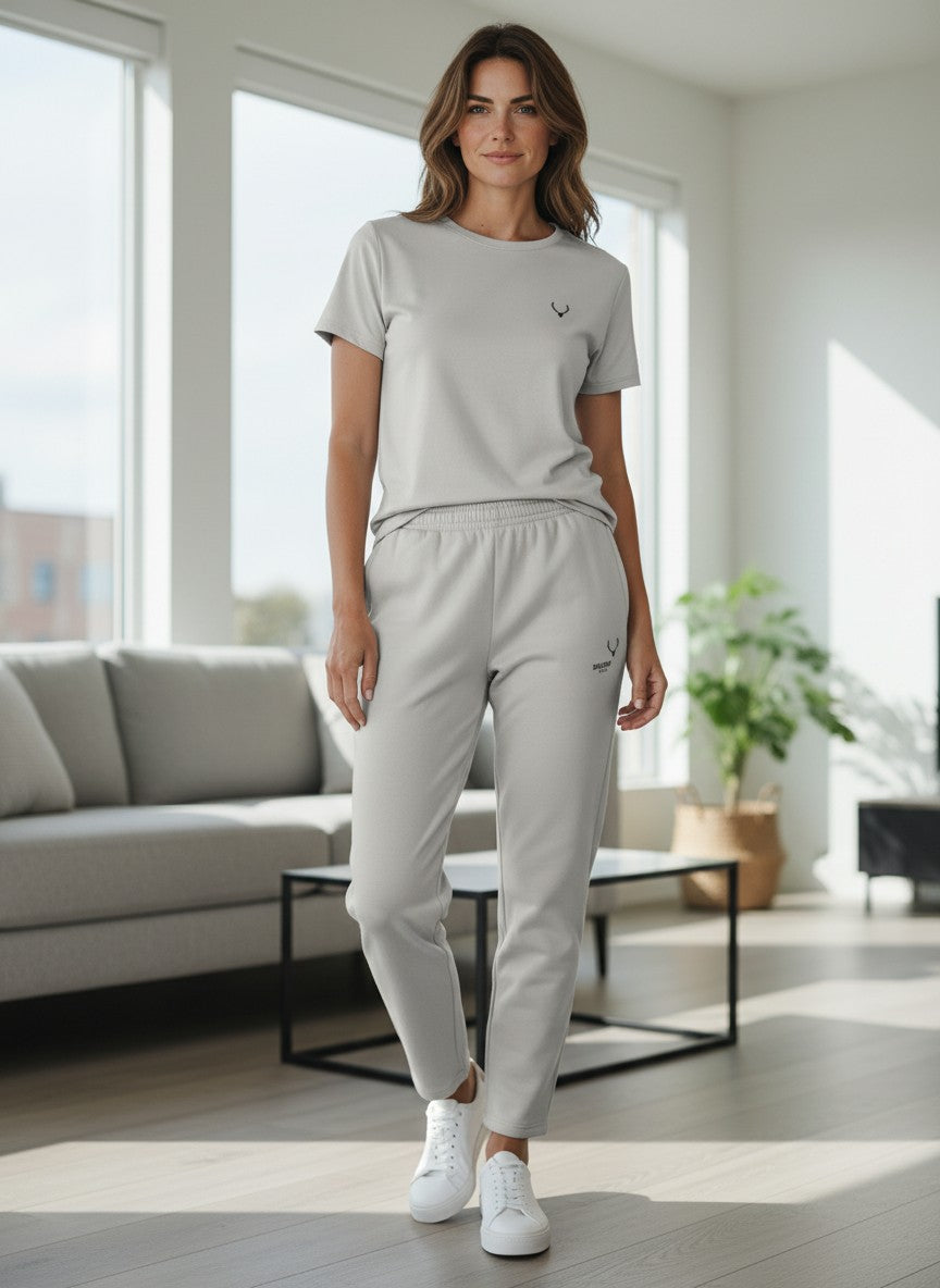 Woman wearing a light gray outfit in a modern living room. Antler, Monza Outlet, Monza Fashion, Shein Outlet