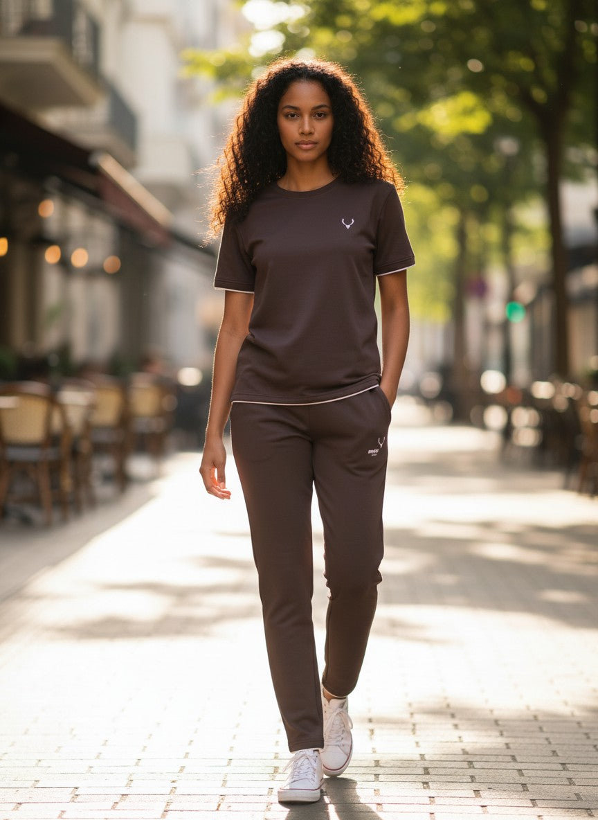 Woman in a brown outfit walking on a city street. Antler, Monza Outlet, Monza Fashion, Shein Outlet