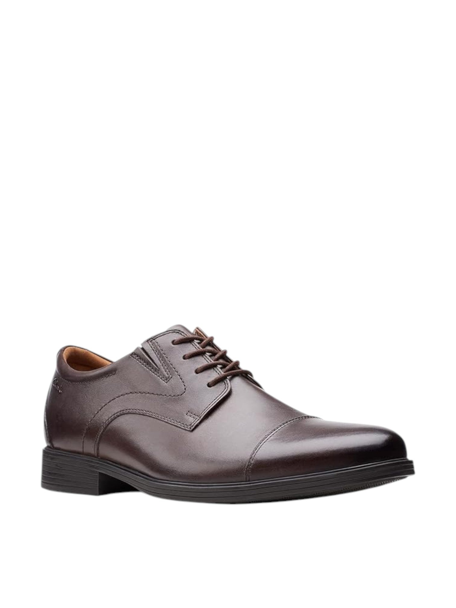 Brown leather dress shoe on a white background. Clarks, Monza Outlet, Monza Fashion, Shein Outlet
