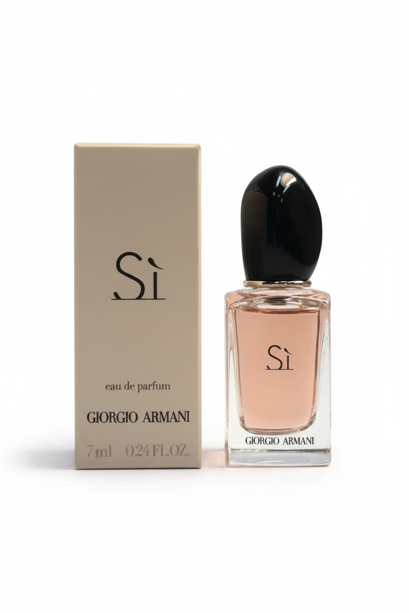 Giorgio Armani Si perfume bottle and packaging on a white background. Giorgio Armani, Monza Outlet, Monza Fashion, Shein Outlet