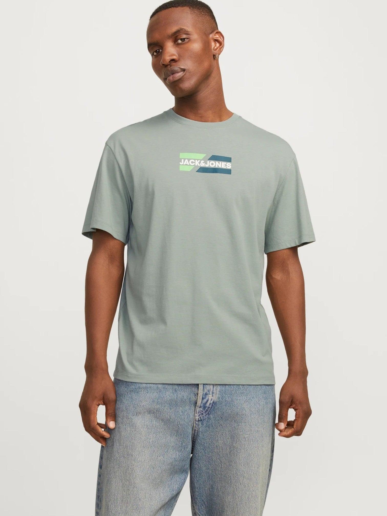 Man wearing a light gray t-shirt with a brand logo on a white background. Lee, Monza Outlet, Monza Fashion, Shein Outlet