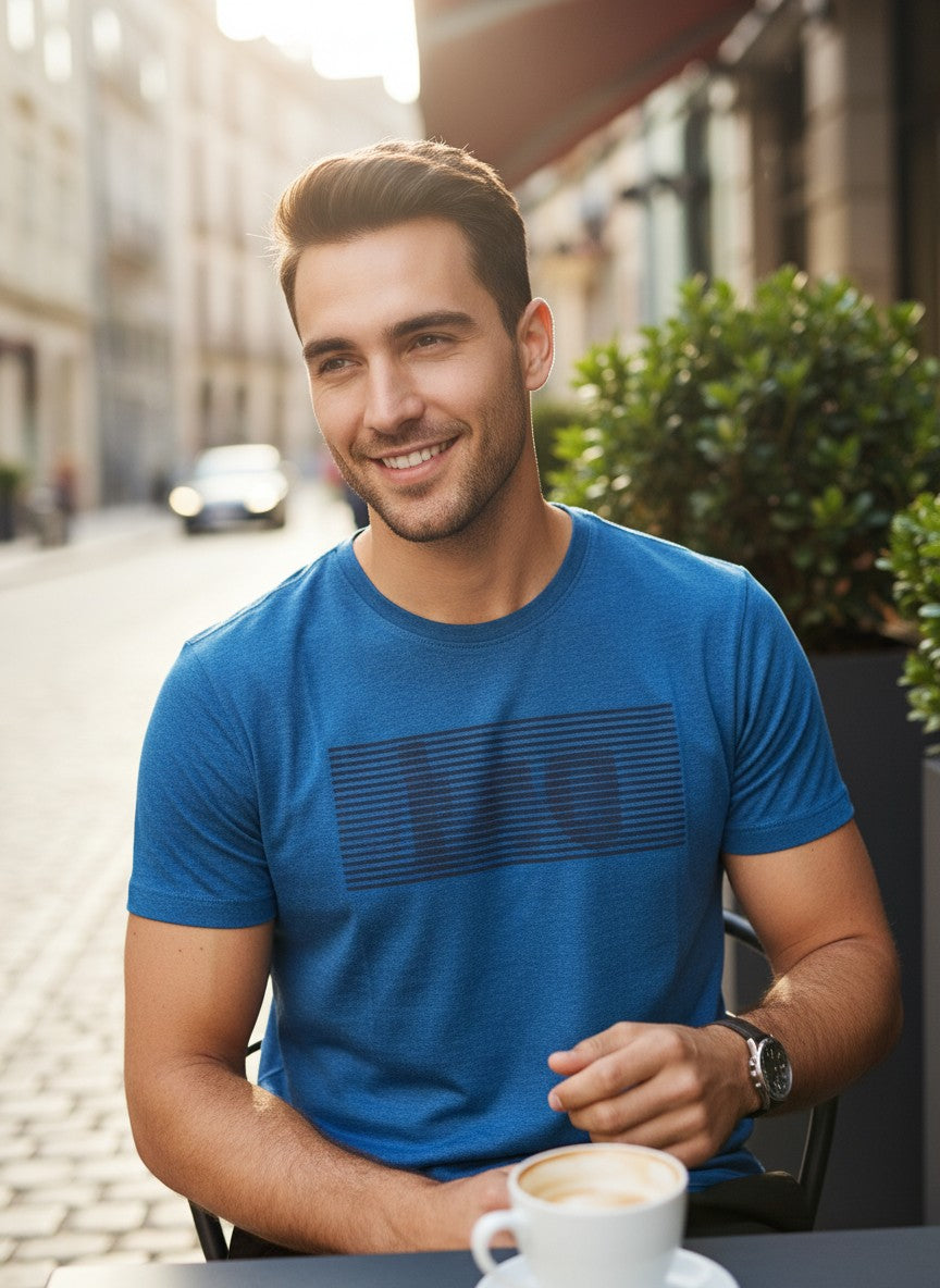 Man in a blue t-shirt sitting outdoors with a cup of coffee. Lee, Monza Outlet, Monza Fashion, Shein Outlet