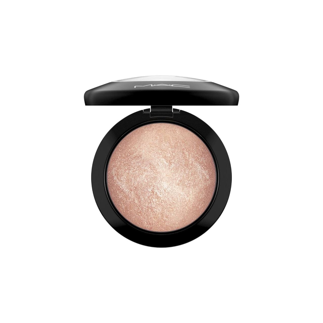 Compact cosmetic powder with a pinkish-beige shade on a white background Monza fashion outlet, monza outlet, shein outlet, shien outlet cosmetics, makeup, perfume