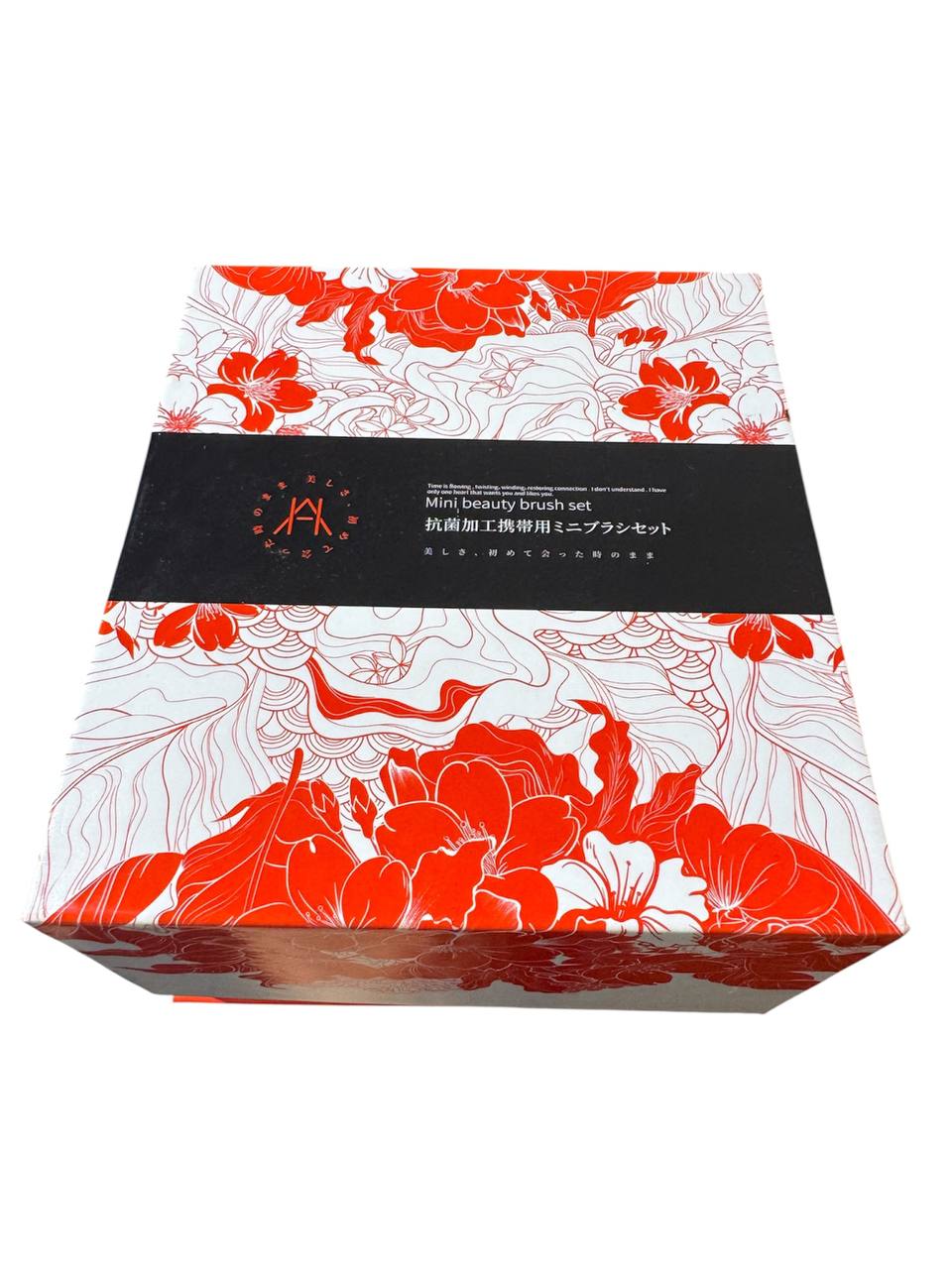 Floral design box with red and white patterns on a white background Hatumi Monza Outlet, Monza Fashion, Shein Outlet