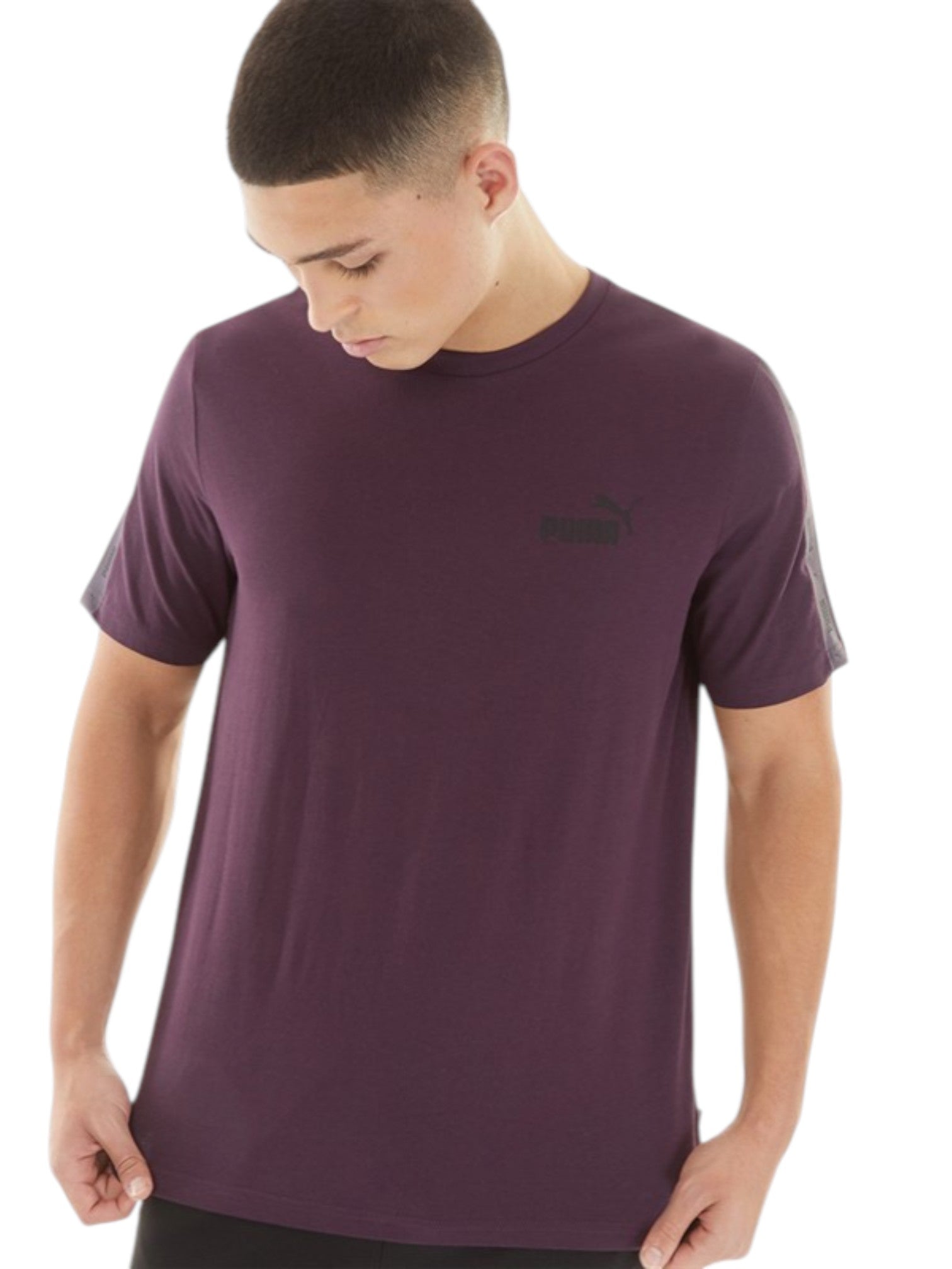Man wearing a maroon t-shirt with a logo on a white background. Puma, Monza Outlet, Monza Fashion, Shein Outlet