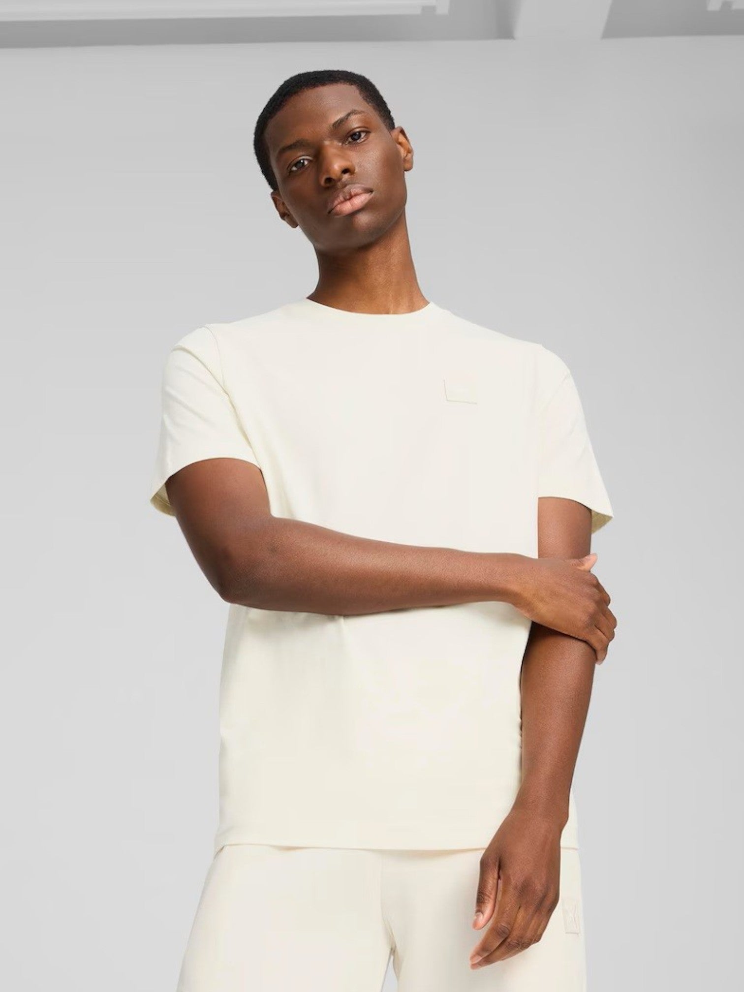 Person wearing a white outfit against a plain background. Puma, Monza Outlet, Monza Fashion, Shein Outlet