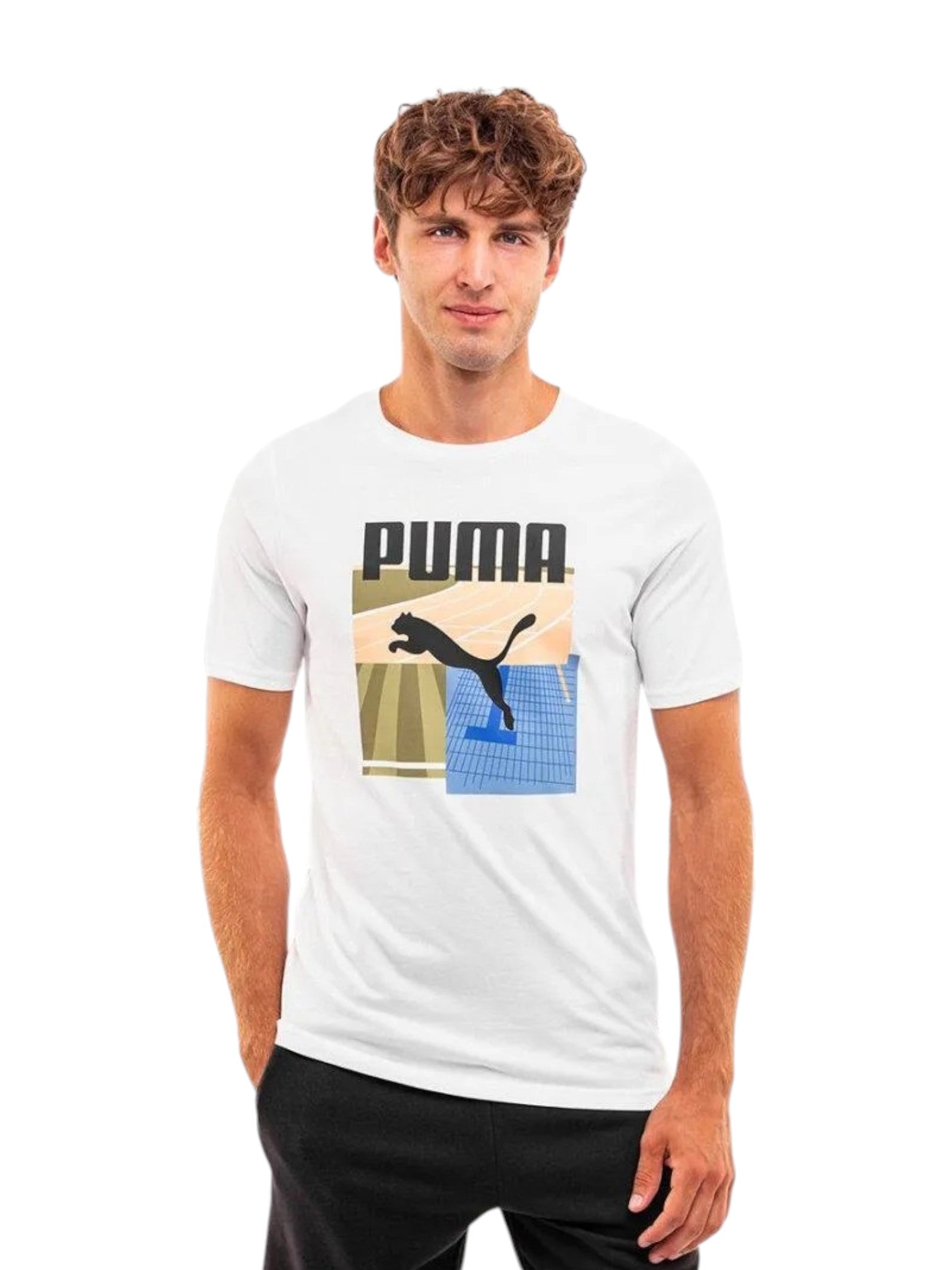 Man wearing a white Puma t-shirt with a graphic design on a white background. Puma, Monza Outlet, Monza Fashion, Shein Outlet