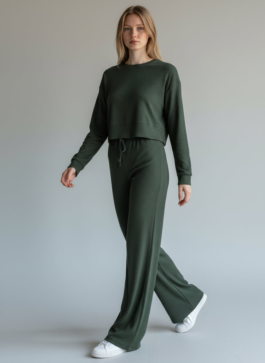 Woman wearing a green tracksuit against a plain background. Roncato, Monza Outlet, Monza Fashion, Shein Outlet