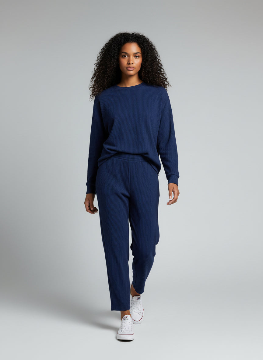 Woman wearing a navy blue outfit with white sneakers on a gray background. Roncato, Monza Outlet, Monza Fashion, Shein Outlet