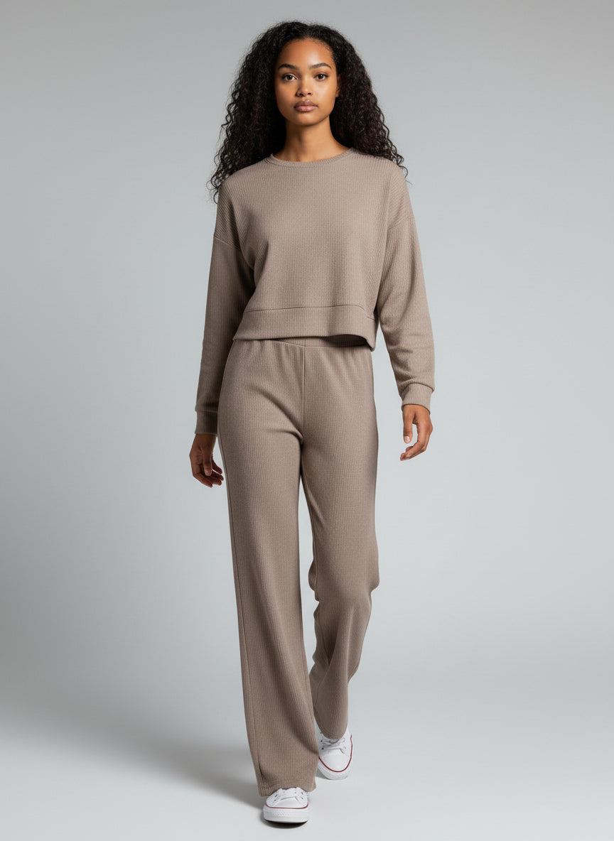 Woman wearing a beige tracksuit on a plain background. Roncato, Monza Outlet, Monza Fashion, Shein Outlet
