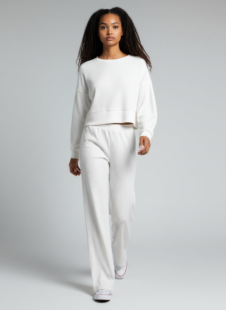 Woman wearing a white outfit on a plain background. Roncato, Monza Outlet, Monza Fashion, Shein Outlet