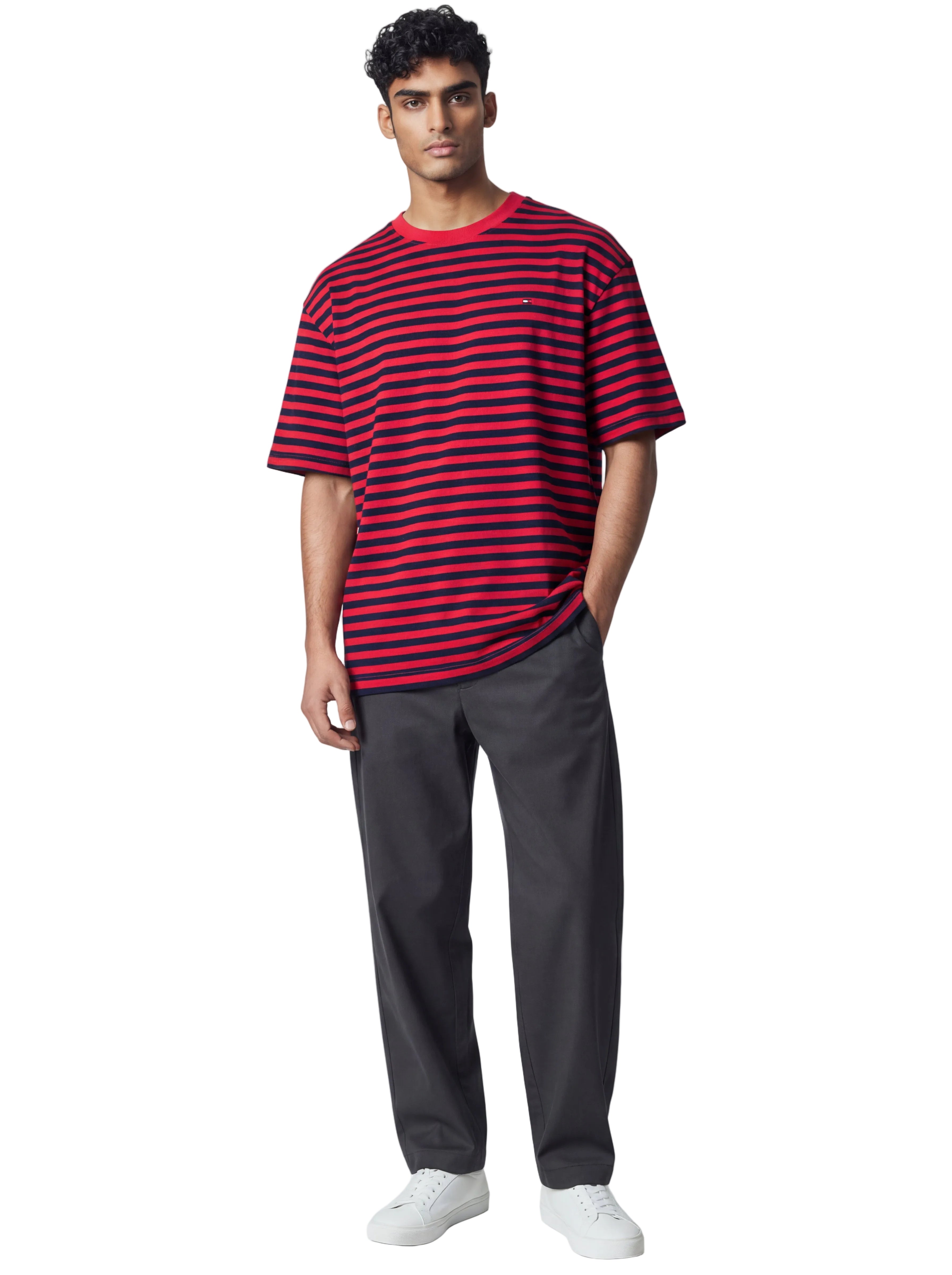 Man wearing a red and black striped t-shirt with gray pants on a white background. Tommy, Monza Outlet, Monza Fashion, Shein Outlet