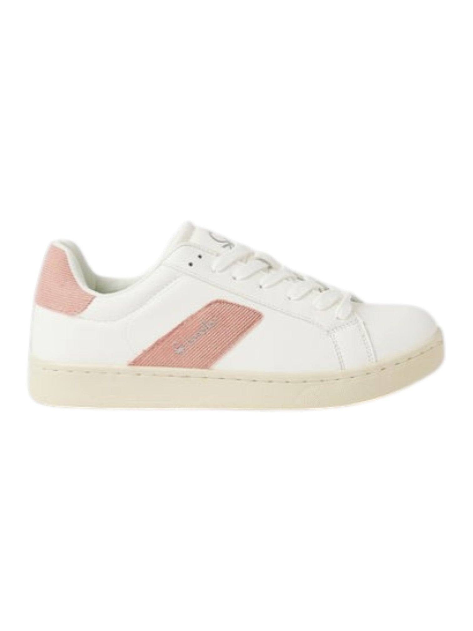 White sneaker with pink accents on a white background. United Colors of Benetton, Monza Outlet, Monza Fashion, Shein Outlet