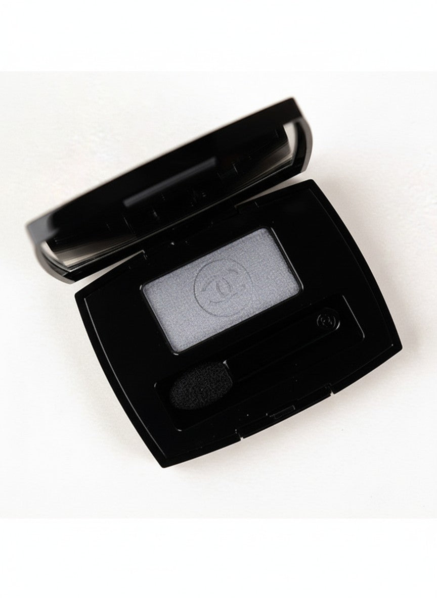 Black eyeshadow compact with gray shade on a white background. Chanel, Monza Outlet, Monza Fashion, Shein Outlet