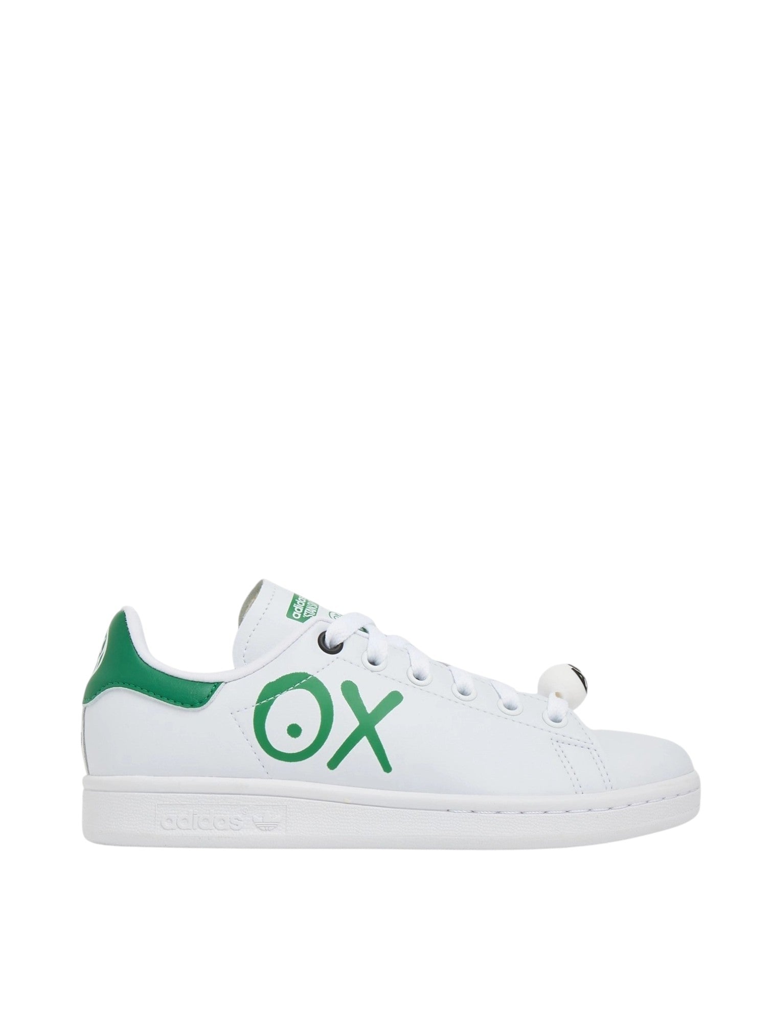 White sneaker with green accents on a white background. Adidas, Monza Outlet, Monza Fashion, Shein Outlet
