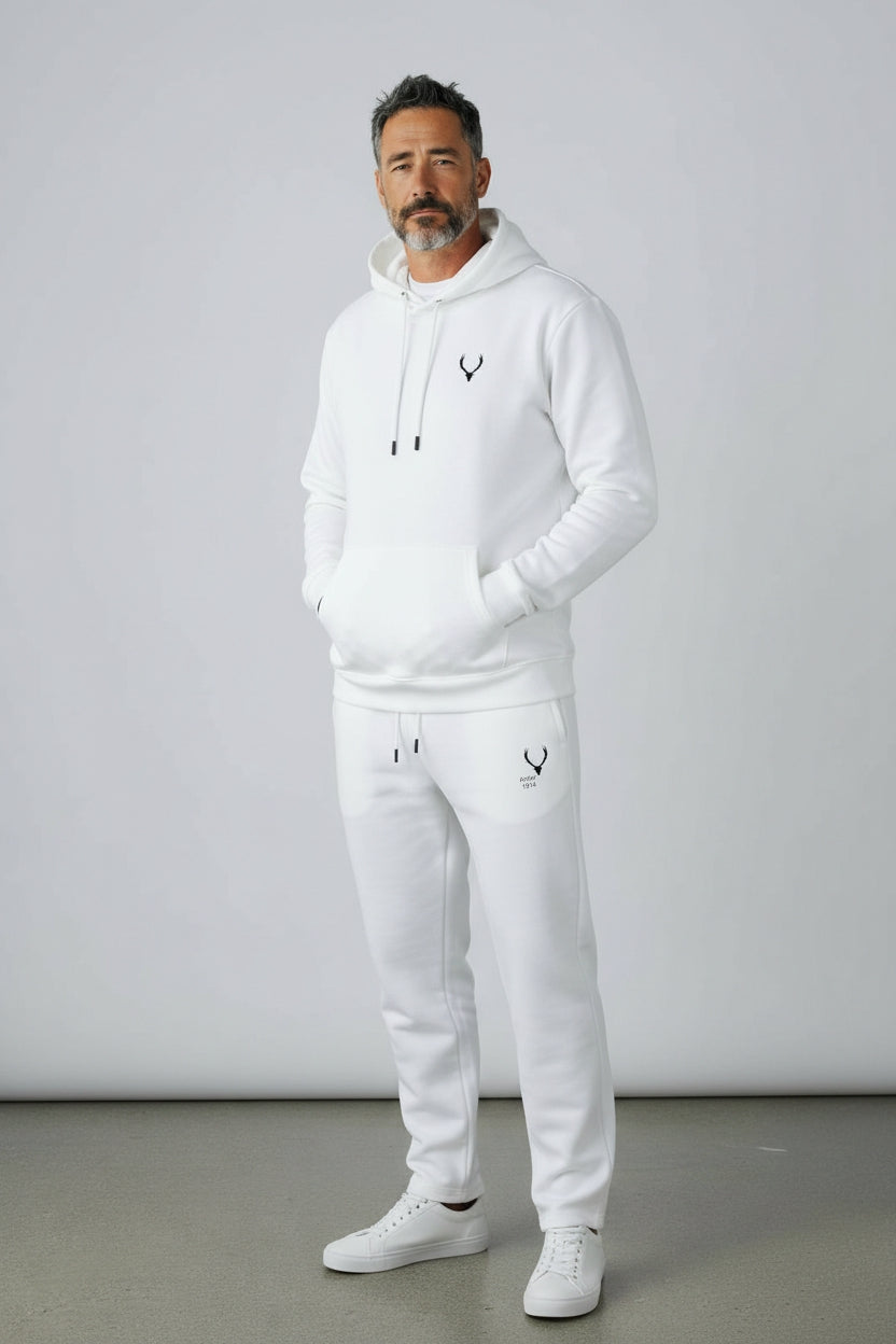 Man wearing a white tracksuit with a logo on a plain background. Antler, Monza Outlet, Monza Fashion, Shein Outlet