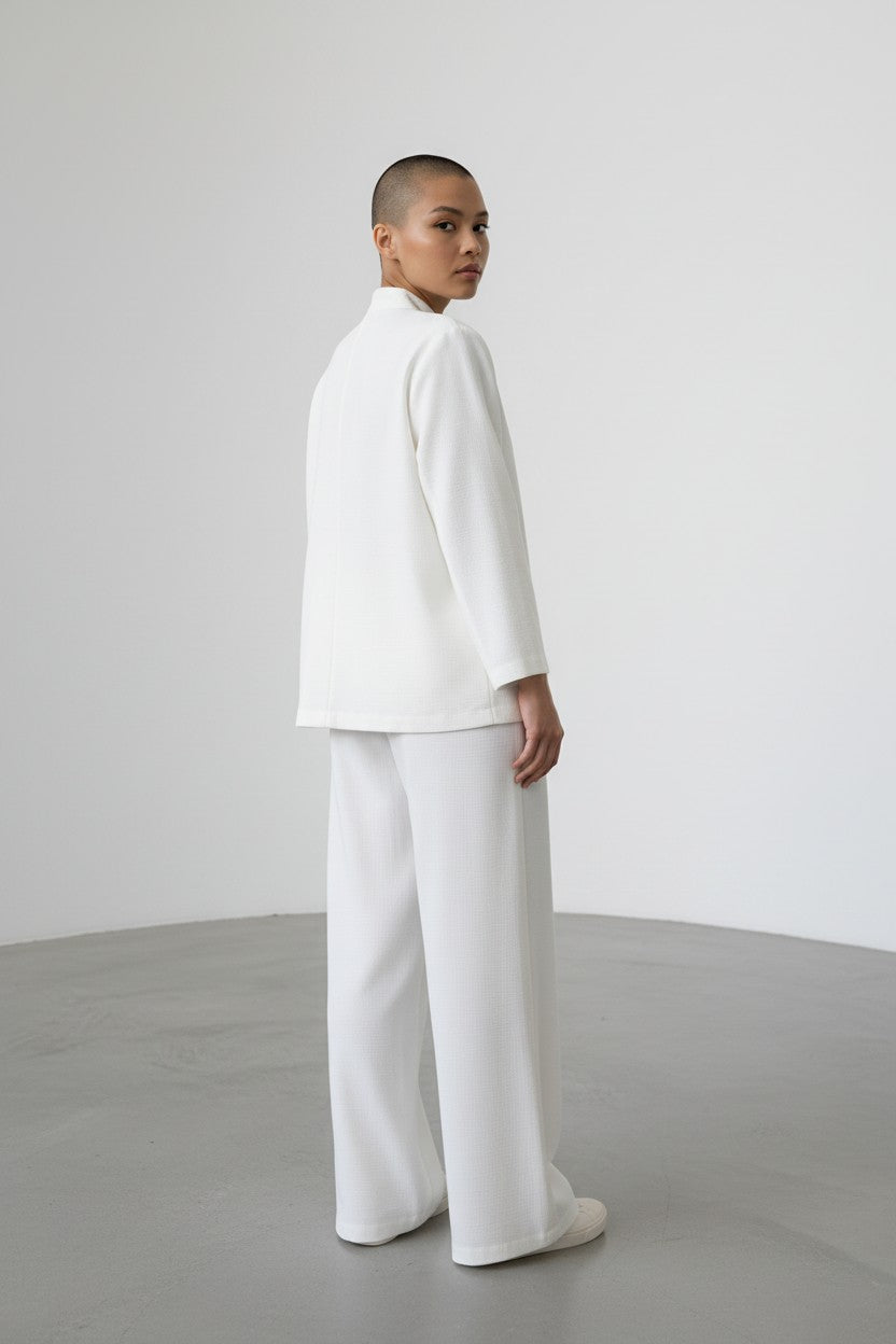 Person wearing a white outfit on a plain background. Antler, Monza Outlet, Monza Fashion, Shein Outlet