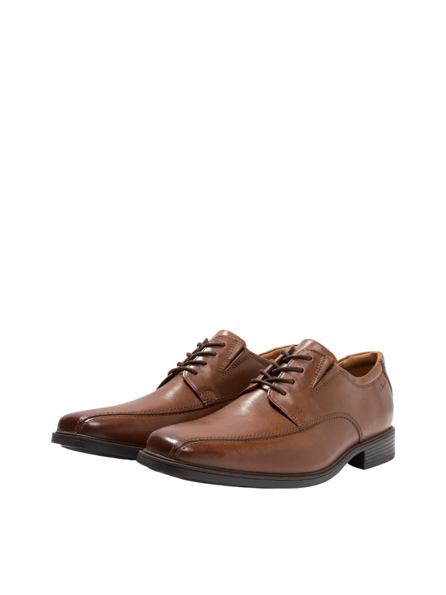 Pair of brown dress shoes on a white background. Clarks, Monza Outlet, Monza Fashion, Shein Outlet