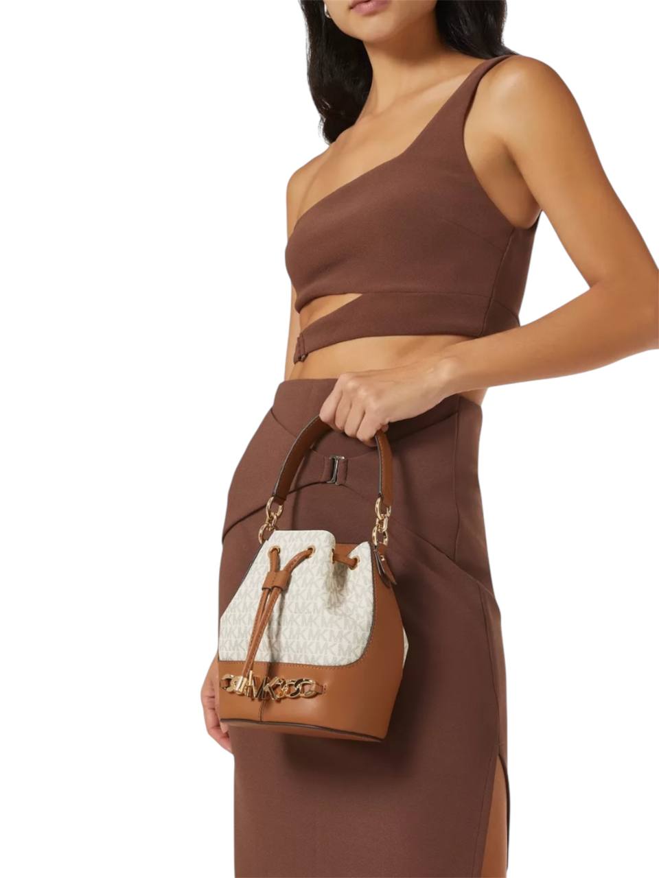Woman holding a brown handbag with white interior, wearing a matching brown dress. Michael Kors, Monza Outlet, Monza Fashion, Shein Outlet