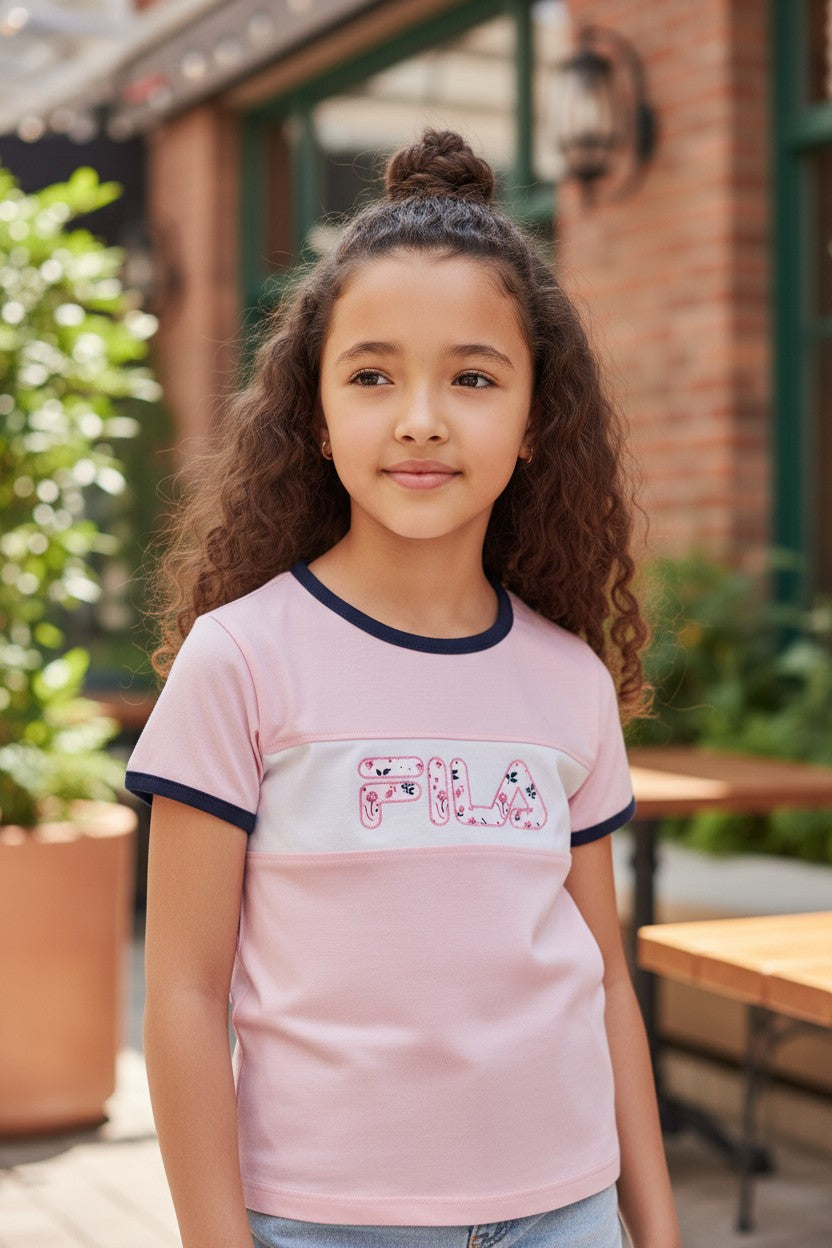 Young girl wearing a pink FILA t-shirt outdoors. Fila, Monza Outlet, Monza Fashion, Shein Outlet