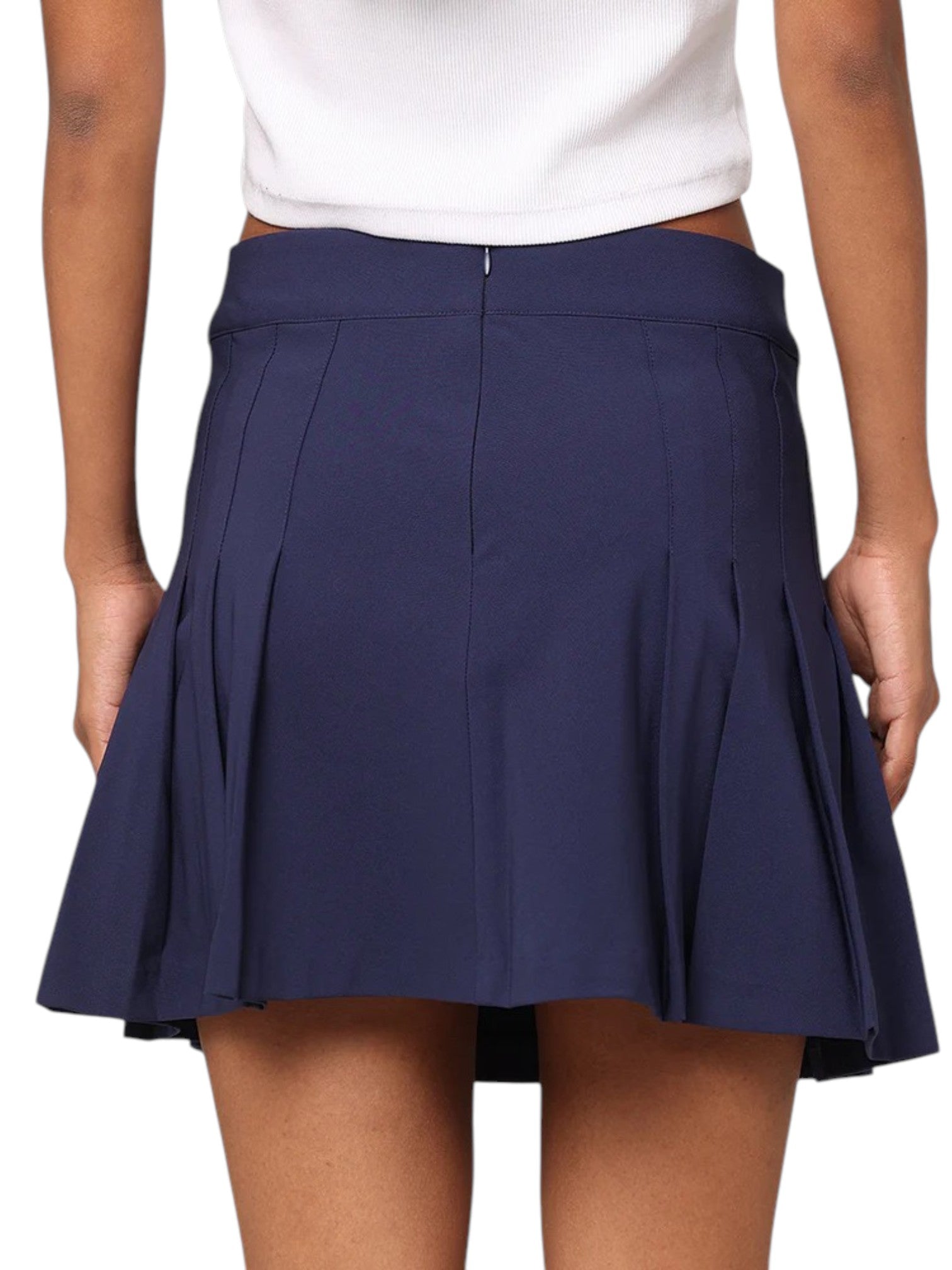Navy blue pleated skirt worn by a person on a white background. Fila, Monza Outlet, Monza Fashion, Shein Outlet