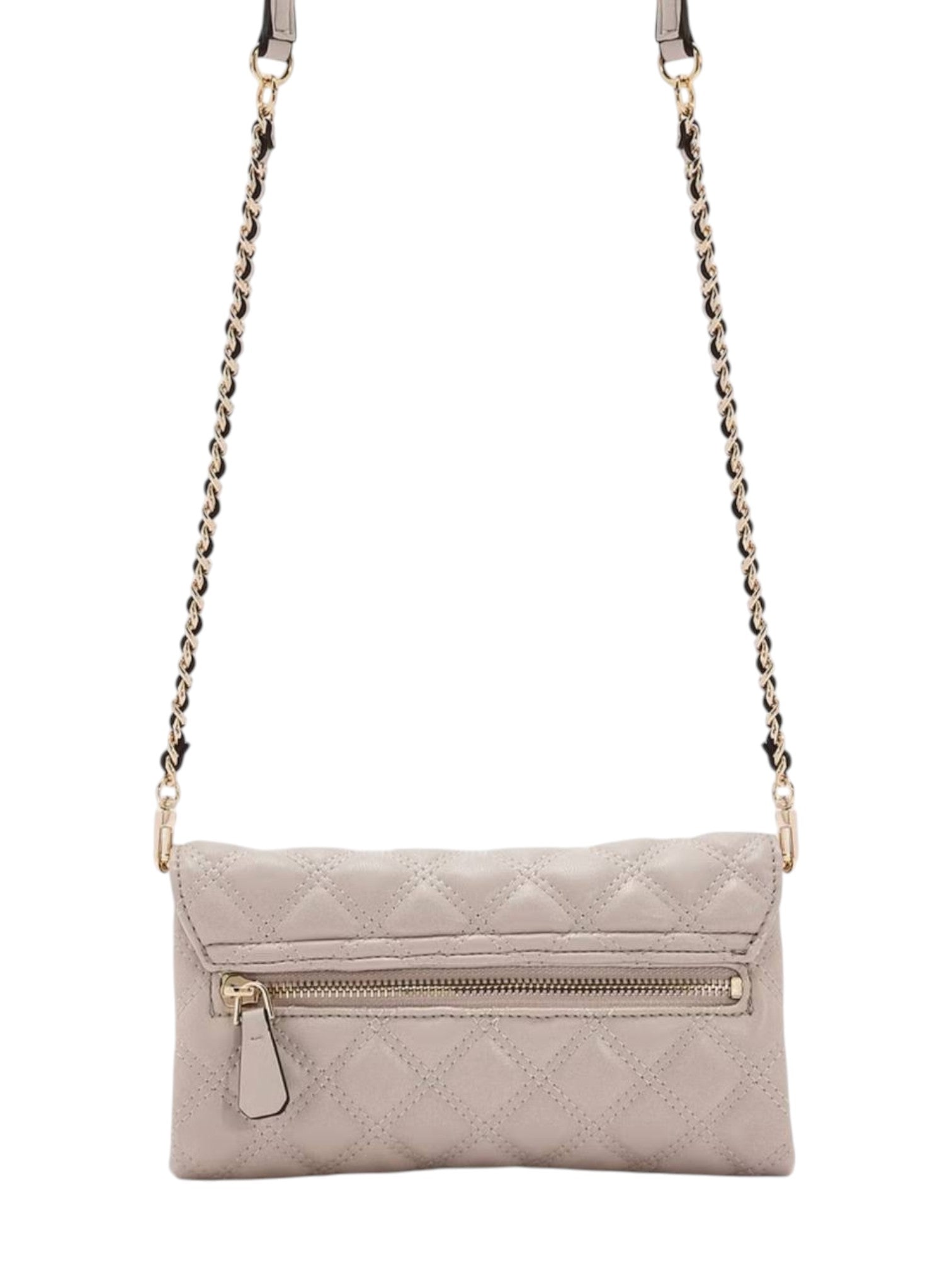 Quilted beige handbag with a chain strap on a white background. Guess, Monza Outlet, Monza Fashion, Shein Outlet
