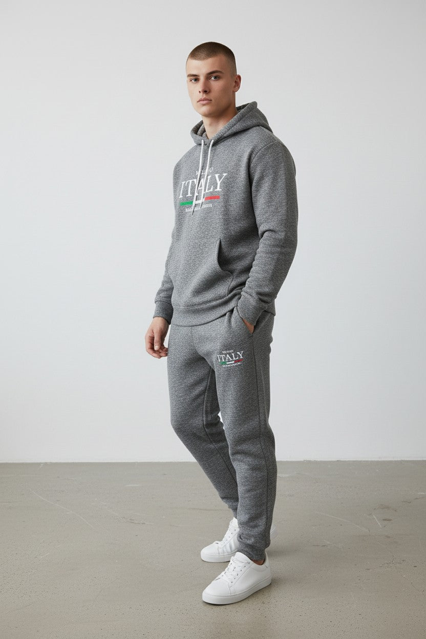 Man wearing a gray tracksuit with ITALY print on a plain background. Antler, Monza Outlet, Monza Fashion, Shein Outlet
