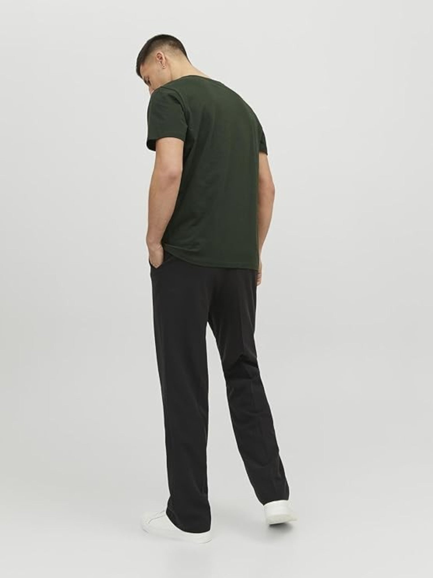 Man wearing a green t-shirt and black pants on a white background. Jack & Jones, Monza Outlet, Monza Fashion, Shein Outlet