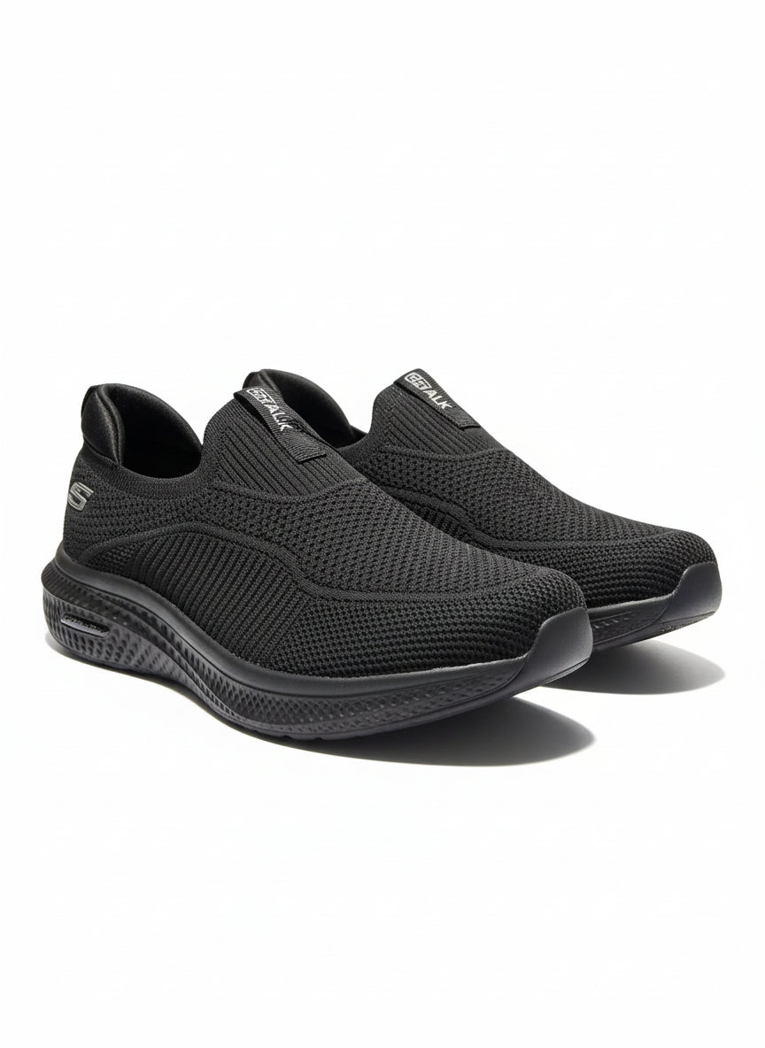 Black slip-on sneakers with Skechers branding on a white background. Maklinit, Monza Outlet, Monza Fashion, Shein Outlet