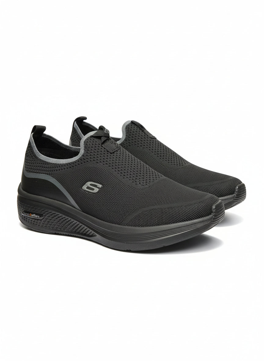 Black slip-on sneakers with gray accents on a white background. Maklinit, Monza Outlet, Monza Fashion, Shein Outlet