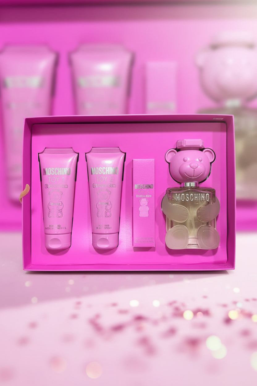 Moschino beauty set with bottles and a teddy bear-shaped perfume bottle on a pink background. Moschino, Monza Outlet, Monza Fashion, Shein Outlet