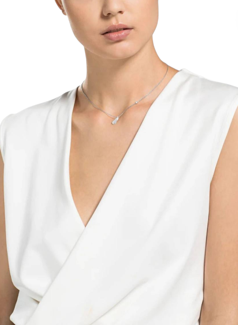 Woman wearing a white sleeveless top with a plunging neckline, focusing on the neckline area. monza outlet, Shein outlet, monza fashion