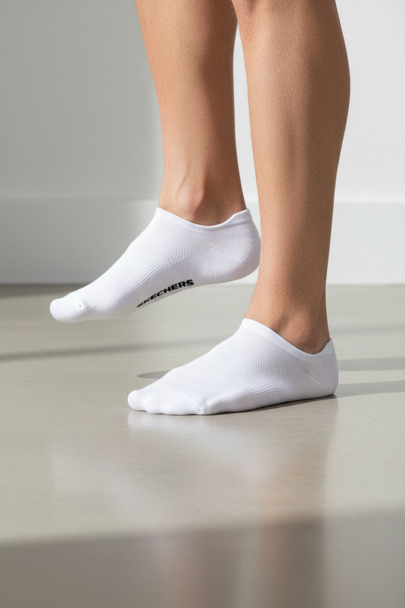 White socks with brand logo worn by a person on a light background. Skechers, Monza Outlet, Monza Fashion, Shein Outlet