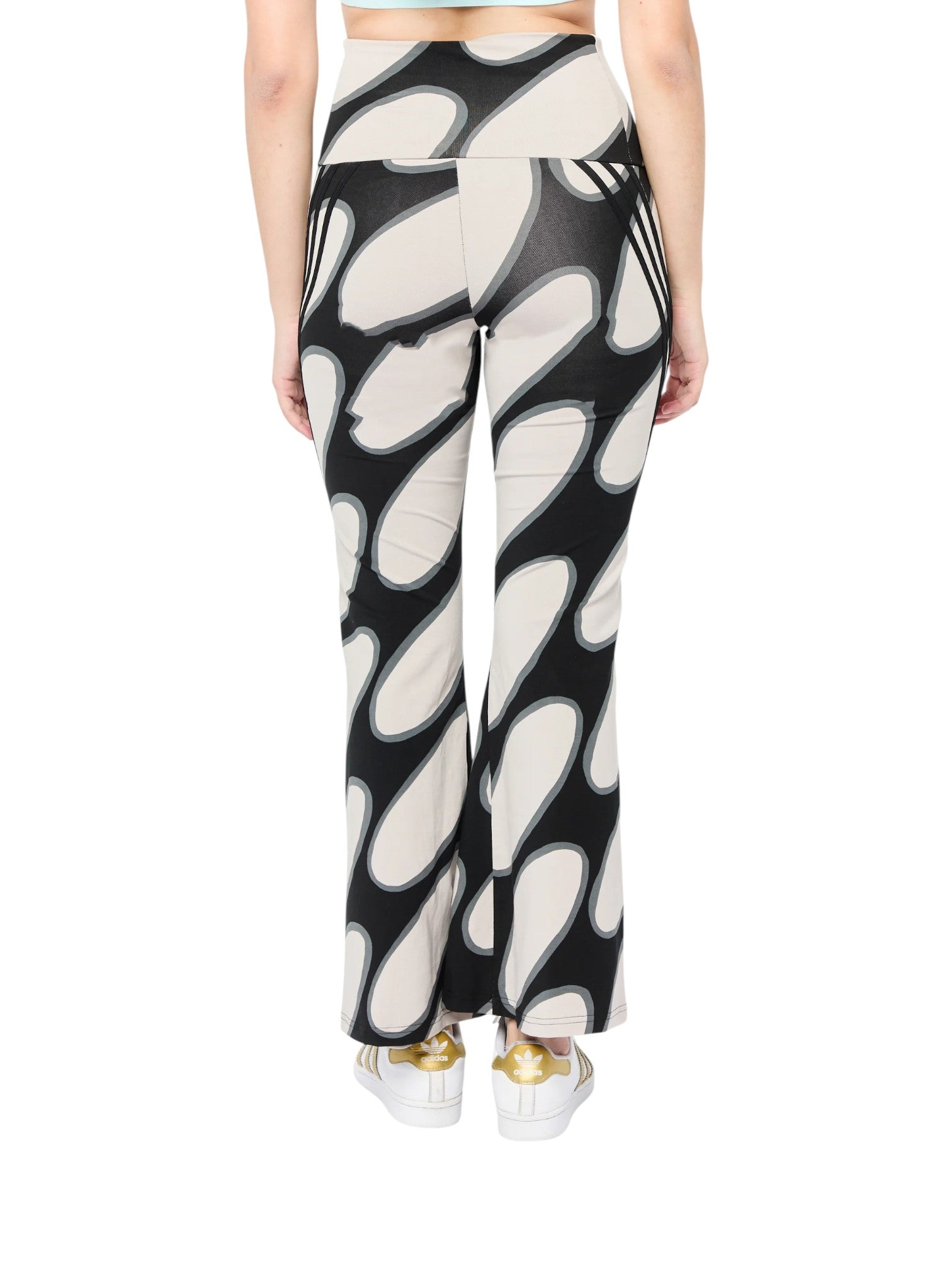 Person wearing black and white patterned pants on a white background. Adidas, Monza Outlet, Monza Fashion, Shein Outlet