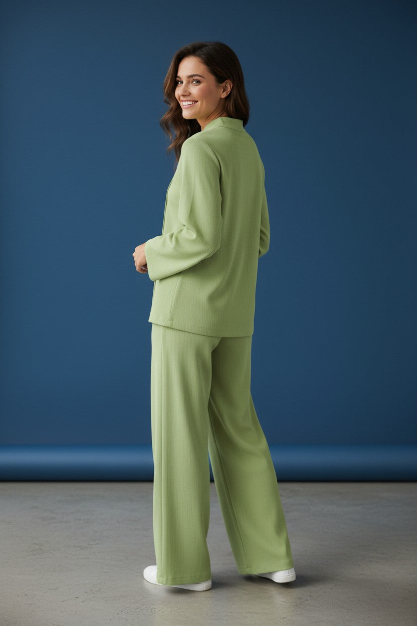 Woman wearing a green outfit against a blue background. Antler, Monza Outlet, Monza Fashion, Shein Outlet