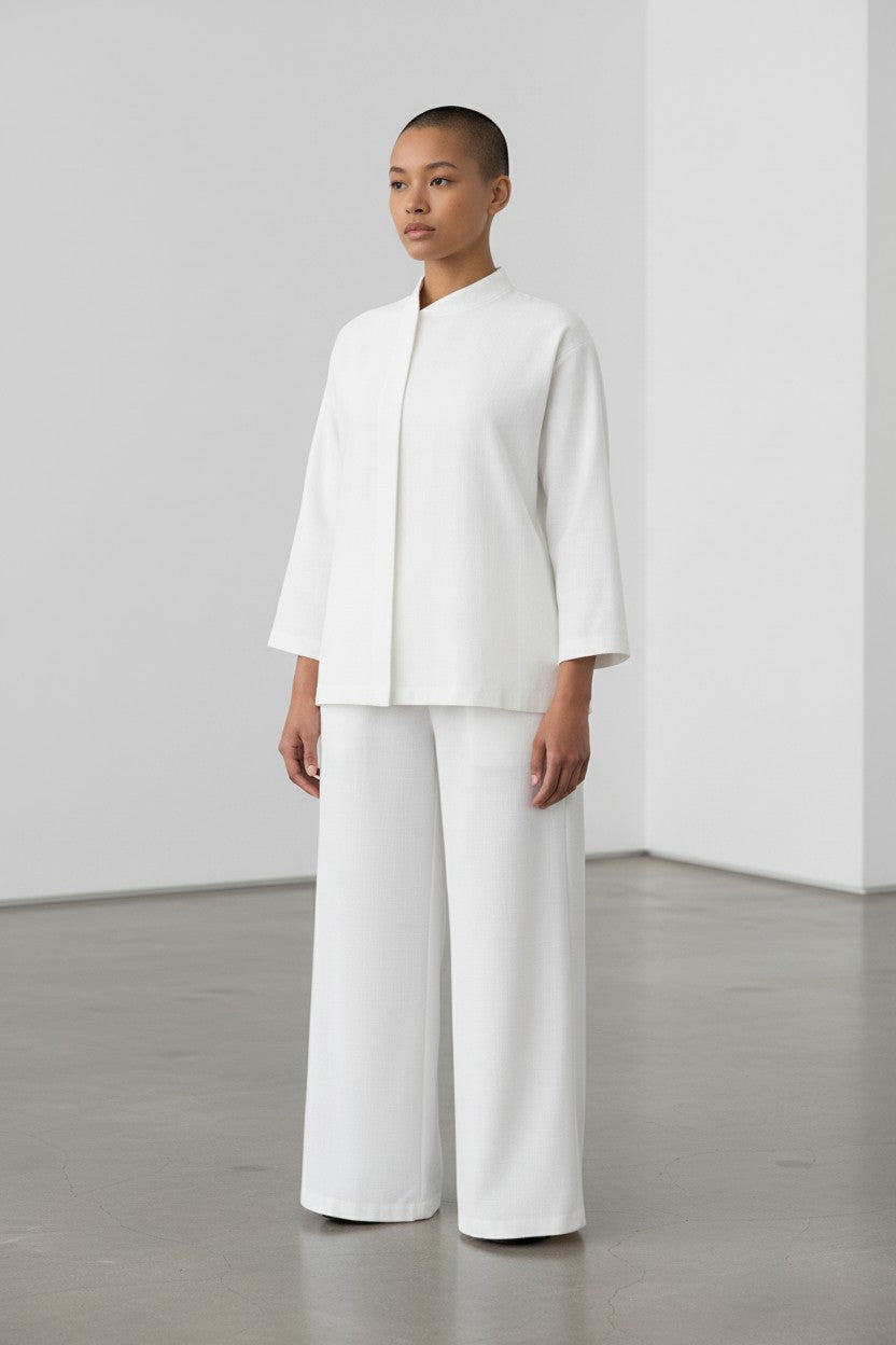 Person wearing a white outfit standing against a plain background. Antler, Monza Outlet, Monza Fashion, Shein Outlet