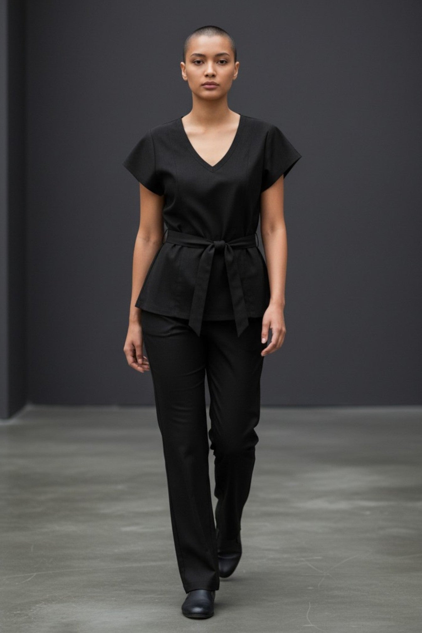 Person wearing a black outfit against a dark background. Antler, Monza Outlet, Monza Fashion, Shein Outlet