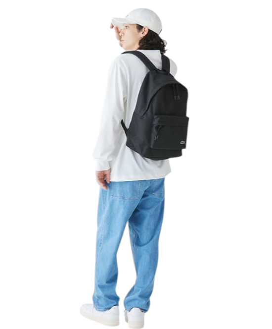 Person wearing a black backpack, white shirt, blue jeans, and white cap on a white background Lacoste Monza Outlet, Monza Fashion, Shein Outlet