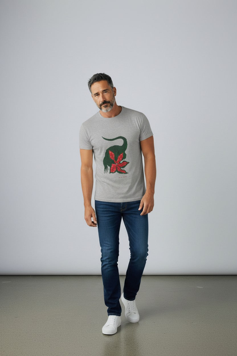 Man wearing a gray t-shirt with a graphic design and blue jeans on a plain background. Lacoste, Monza Outlet, Monza Fashion, Shein Outlet