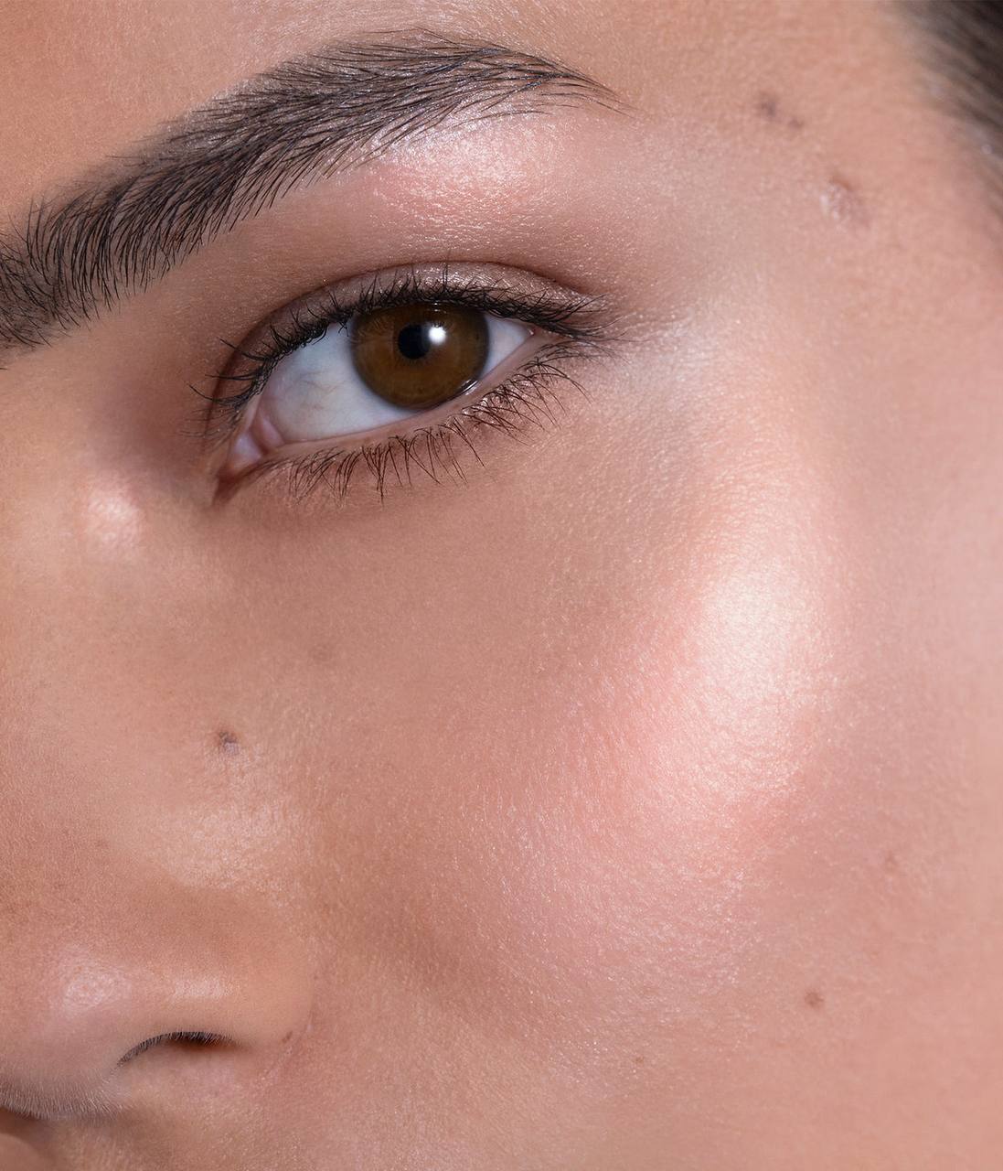 Close-up of a person's eye with brown iris and eyelashes. Monza outlet, monza fashion, shein outlet, shien outlet