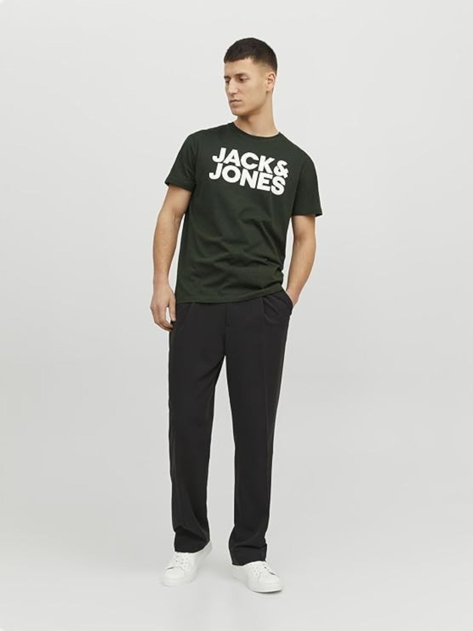 Man wearing a black 'Jack & Jones' t-shirt and black pants on a white background. Jack & Jones, Monza Outlet, Monza Fashion, Shein Outlet