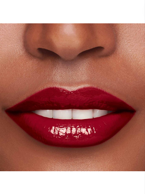 Close-up of a person wearing a glossy red lipstick on a neutral background Monza Outlet, Monza Fashion, Shein Outlet