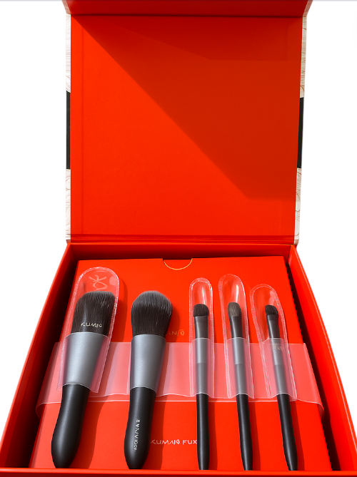 Set of makeup brushes in a red box with KUMAR FASHION branding. Monza Outlet, Monza Fashion, Shein Outlet