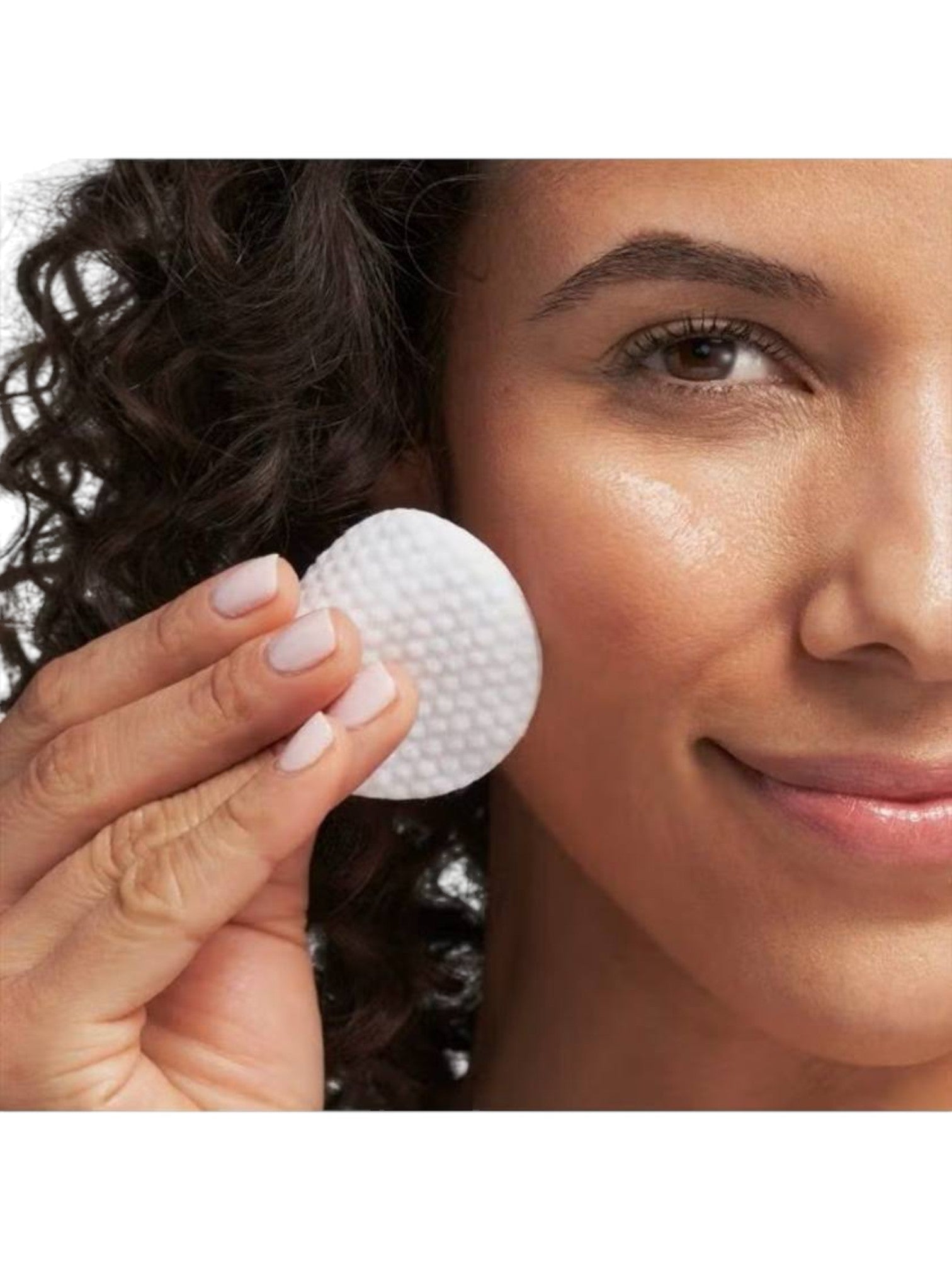 Woman holding a white round silicone pad near her face. Neostrata, Monza Outlet, Monza Fashion, Shein Outlet