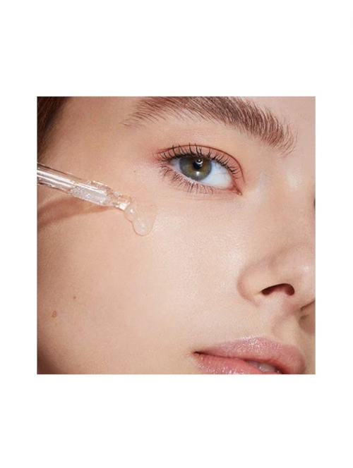 Close-up of a person's eye with a droplet of liquid on the skin. Kiko Milano Monza Outlet, Monza Fashion, Shein Outlet