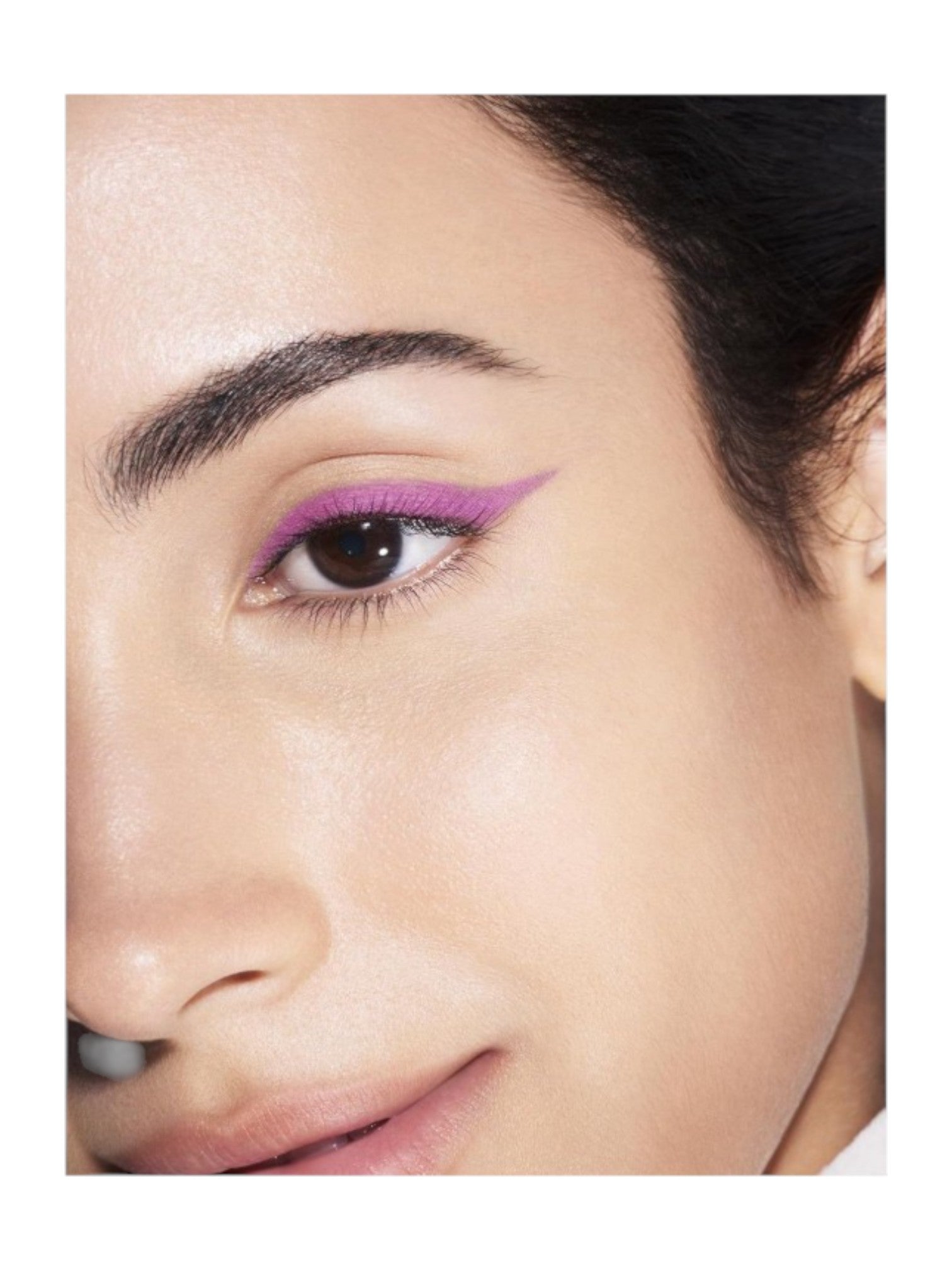 Close-up of a person's eye with purple eyeliner on a white background. Shiseido, Monza Outlet, Monza Fashion, Shein Outlet