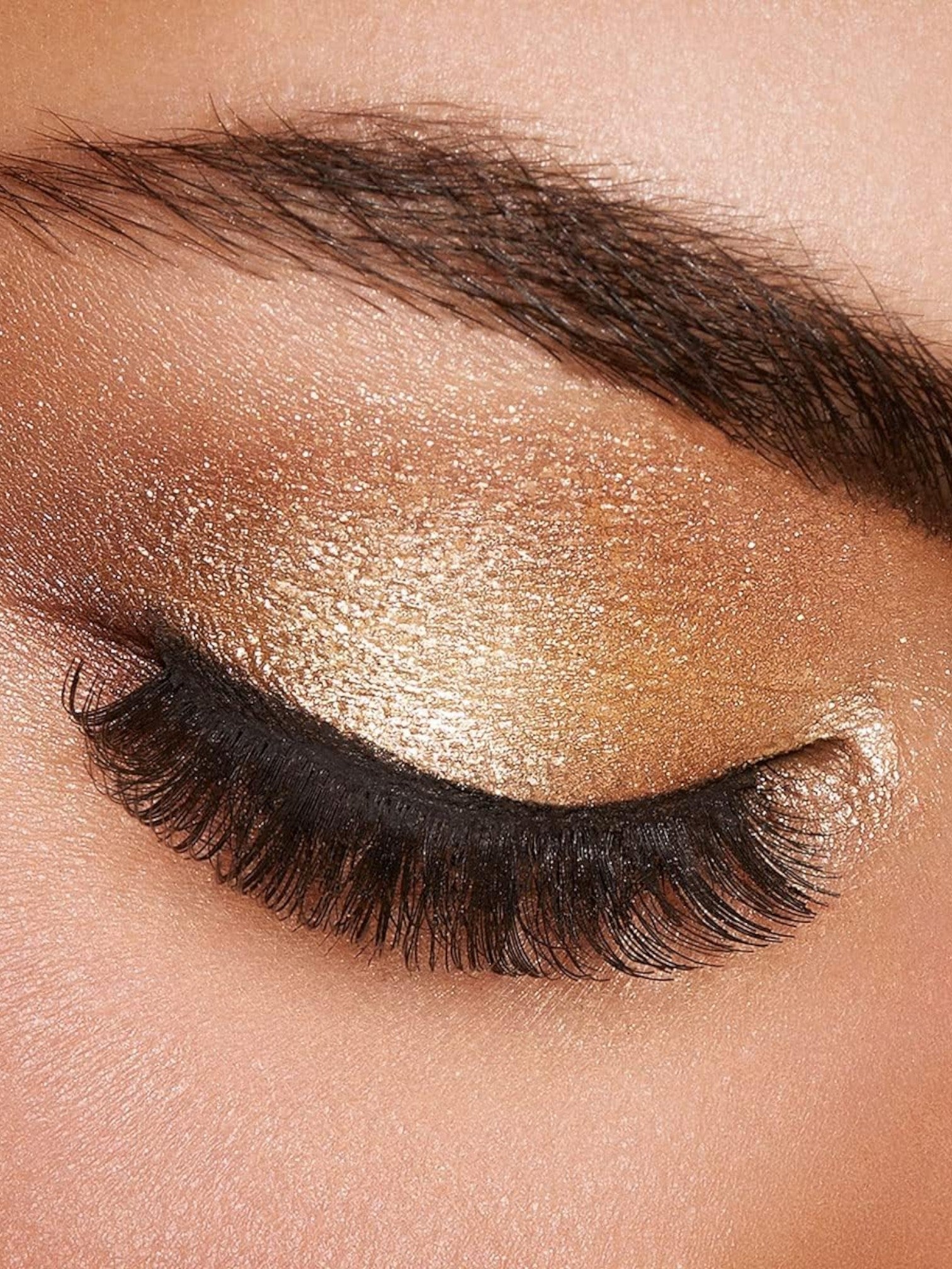 Close-up of a eye with gold glittery eyeshadow and black eyeliner. Kiko Milano, Monza Outlet, Monza Fashion, Shein Outlet